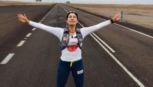 Nahila Hernández posa en la carretera con los brazos abiertos