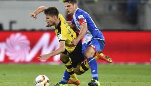 Julian Weigl del Dortmund cubre el esférico