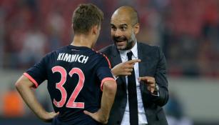 Pep dialoga con uno de sus elementos en un partido del Bayern