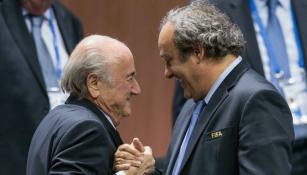 Platini se saluda con Blatter en un consejo de la FIFA
