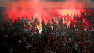 Aficionados del Benfica con bengalas encendidas en el Vicente Calderón