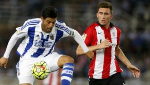 Carlos Vela controla un balón