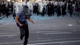 Policias tras manifestante en la marcha por el 2 de octubre