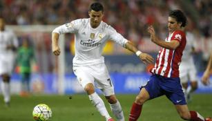 Cristiano Ronaldo conduce el balón en el Derbi madrileño