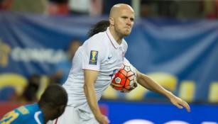 Michael Bradley en un partido con EU