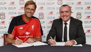 Klopp, firmando contrato con Liverpool