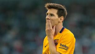 Lionel Messi se toca la cara en partido del Barcelona