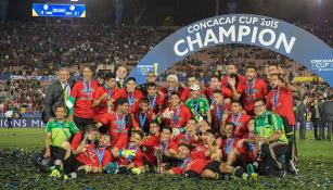 Jugadores del Tri festejan con el trofeo de Concacaf