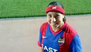 Charlyn Corral posa con su uniforme