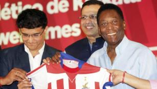 Pelé posa con la playera del Atlético de Calcuta