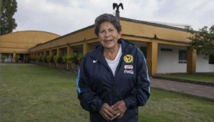 Carmelita posa dentro de las instalaciones del América