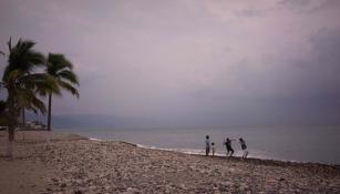 Familias conviven en la costa del Pacífico