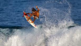 Diego Cadena, practicando su surf