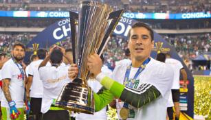 Gulliermo Ochoa con la Copa Oro 2015