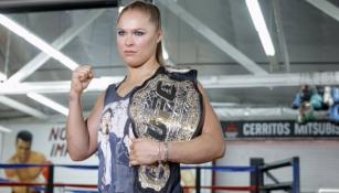 Ronda Rousey presume su cinturón en el Día de Medios