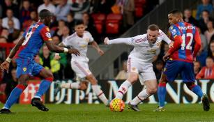 Wayne Rooney intentando evadir jugadores rivales