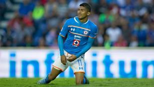 Joao Rojas lamentando una acción de Cruz Azul