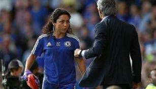 Eva Carneiro discute con Mourinho durante un partido del Chelsea