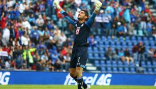 Jesús Corona en un partido con Cruz Azul