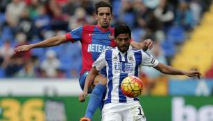 Carlos Vela disputa un balón en partido de la Real Sociedad