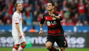 Chicharito festeja tras anotar con Bayer Leverkusen