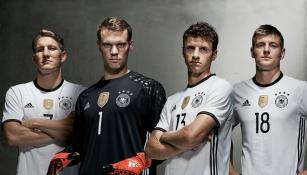 Estrellas de Alemania posan con el nuevo jersey