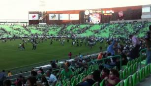 Aficionados corren a refugiarse en el Estadio Corona