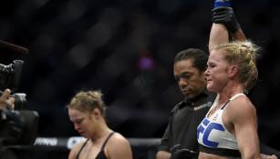 Holm con el cinturón que la acredita como campeona