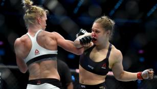 Holm golpea a Rousey