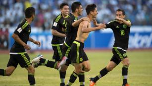Los jugadores de la Selección Mexicana festejan gol de Damm