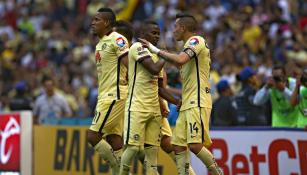 Sambueza y compañía celebran un gol con el América