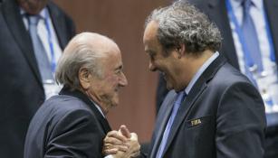 Blatter y Platini se saludan en un evento