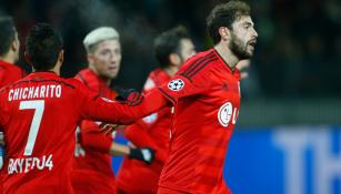 Mehmedi celebra con Chicharito su gol contra el BATE