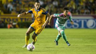 Torres Nilo conduce el balón en juego contra Santos