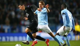 Di María conduce el balón en juego contra el Malmo