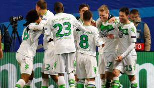 Jugadores del Wolfsburgo felicitan a Schürrle por su gol