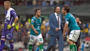 Pizzi junto a los jugadores de León al final del juego en el Azteca