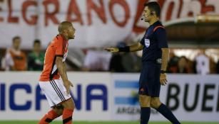 Carlos Sánchez le reclama una falta al árbitro