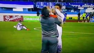 Momento en que el Manuel 'El Cholo' Torres avienta a su entrenador 