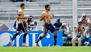 Lalo Herrera festeja un gol contra Veracruz