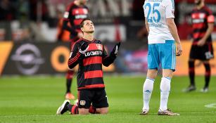 Chicharito, rezando antes de iniciar el partido