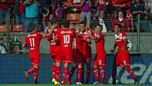 Jugadores de Toluca celebrando la anotación de Uribe