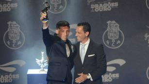 Herrera presume su Dragón de Oro 