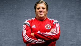 Herrera posa con la sudadera de Xolos