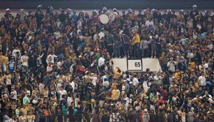 La afición de Pumas en el estadio Azteca