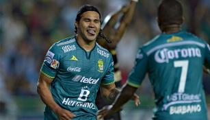 Carlos Peña festeja un gol con León
