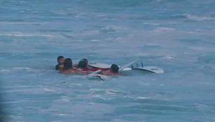 Momento en que los surfistas rescatan a Geiselmann