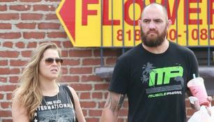 Rousey y Browne caminando en las calles de Hollywood