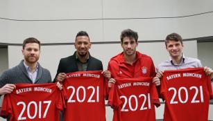 Jugadores del Bayern muestran las playeras con sus renovaciones