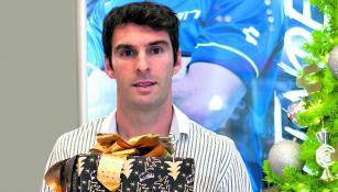 Mauro Boselli posa con una caja de regalo